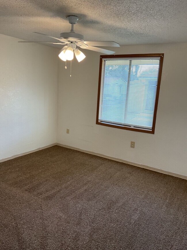 Building Photo - Spacious 2/1 in a great location! Up to 2 Months Free!