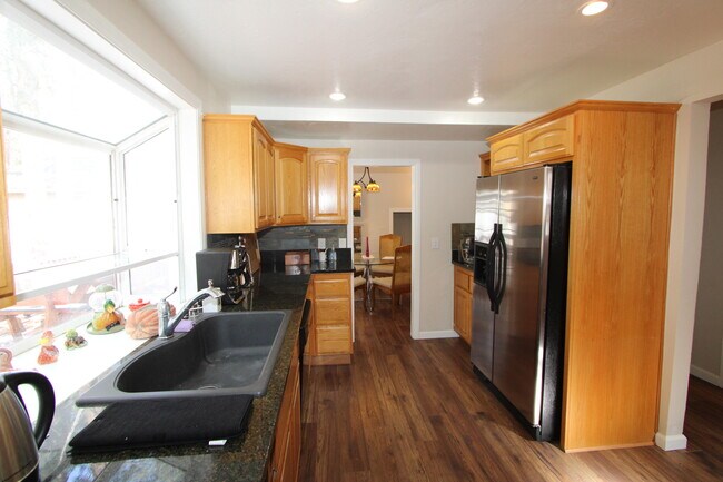 Building Photo - 41416 Eastwood Rd