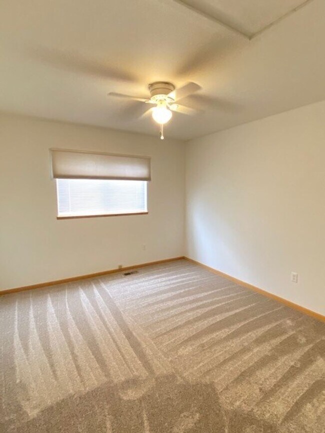 Building Photo - Large 3 Bedroom, 2.5 Bath Townhome with 2 car attached garage in Northwest Loveland, CO