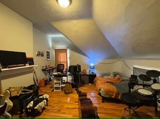 Building Photo - 26 Conklin St