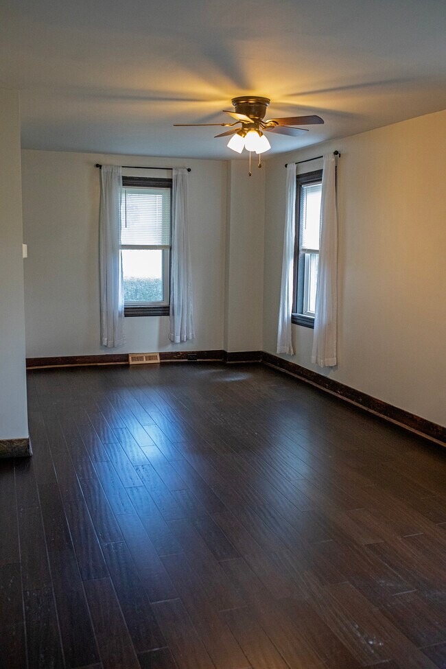 Living room - 4022 E Newport Rd