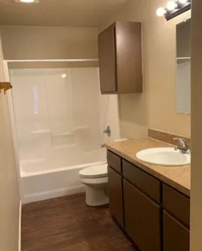 Building Photo - Beautiful 3/2/1 Available May 2026