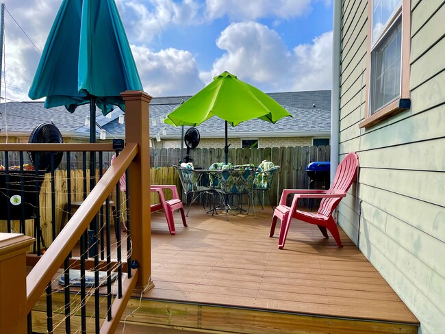 Large side yard deck - 809 N Galvez St