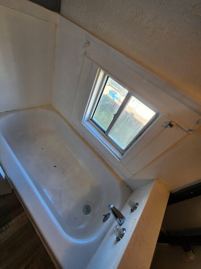 Building Photo - Charming 4-Bedroom Property in Prime Location (SECTION 8 VOUCHERS ACCEPTED)