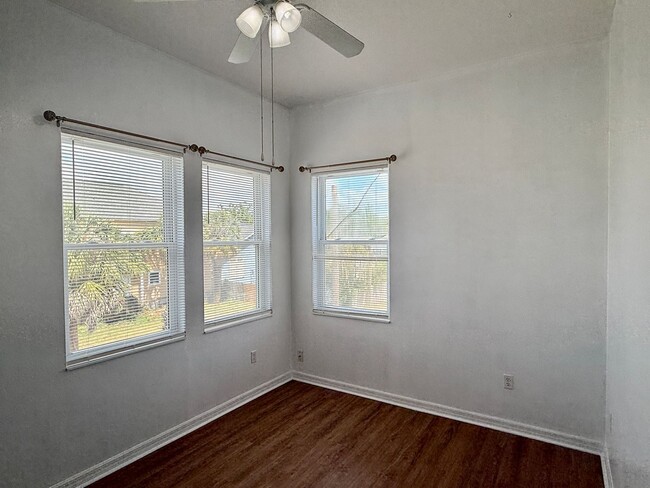 Building Photo - 1808 E Columbus Dr