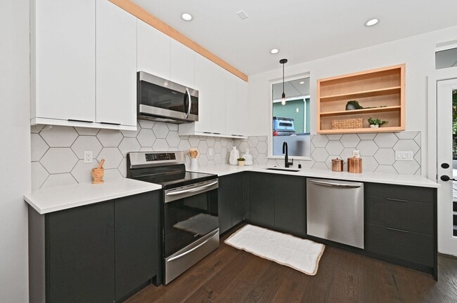 Building Photo - Modern 3-Level Townhome (2020) with Private Roof Deck & A/C