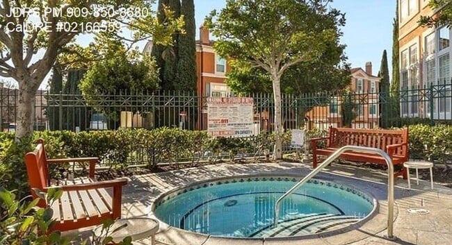 Building Photo - Gated 2 Bedroom Townhome in Irvine