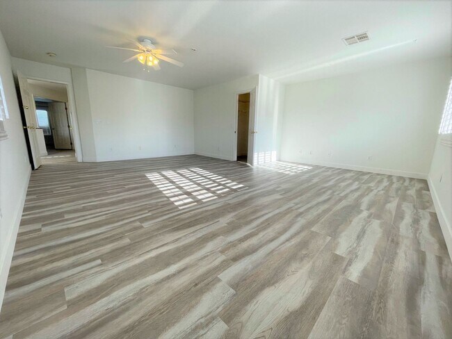Building Photo - Two Oversized Rooms is what you looking for!