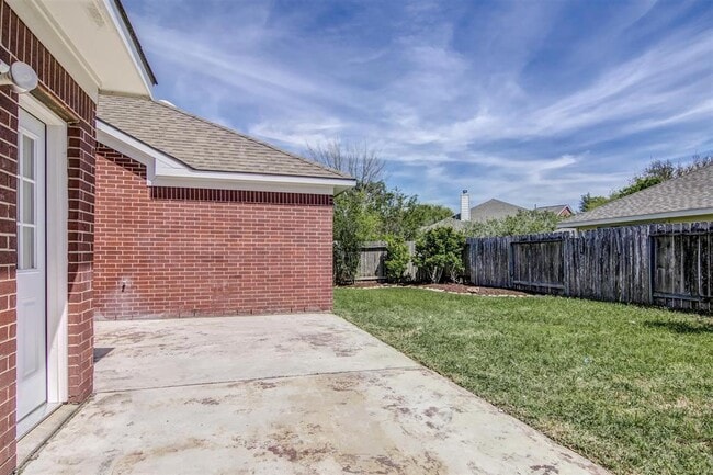 Building Photo - 20719 Medallion Pointe Dr