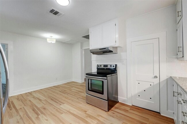 Building Photo - 1102 Hackberry St