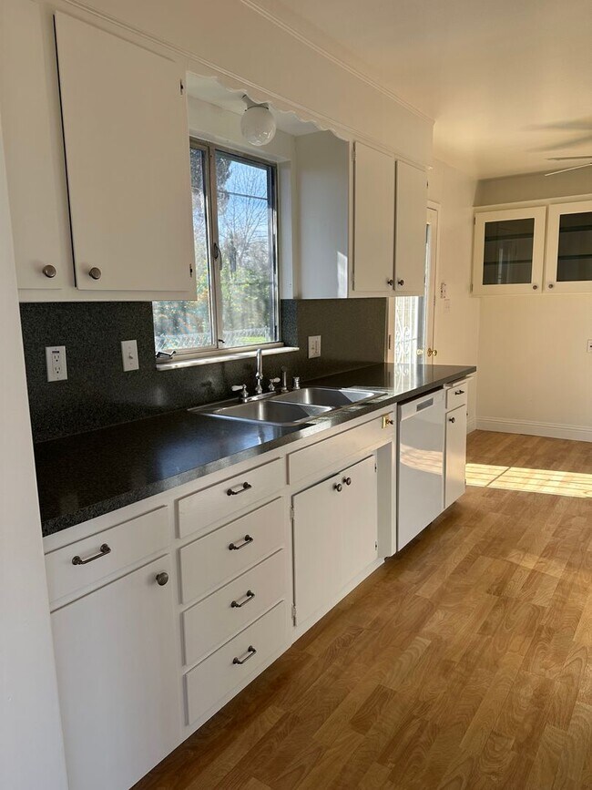 Building Photo - New listing! Beautifully maintained home in convenient location