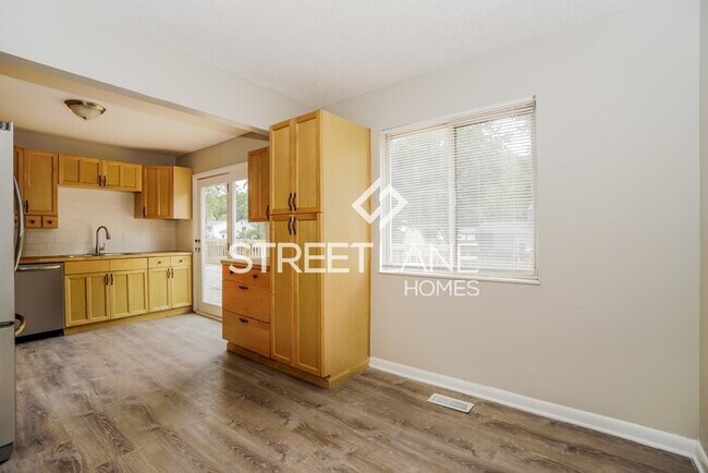 Building Photo - REDUCED!