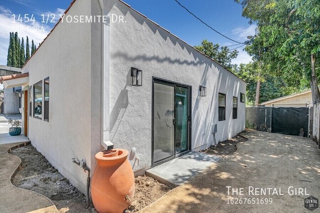 Building Photo - 1454 1/2 Yosemite Dr.-