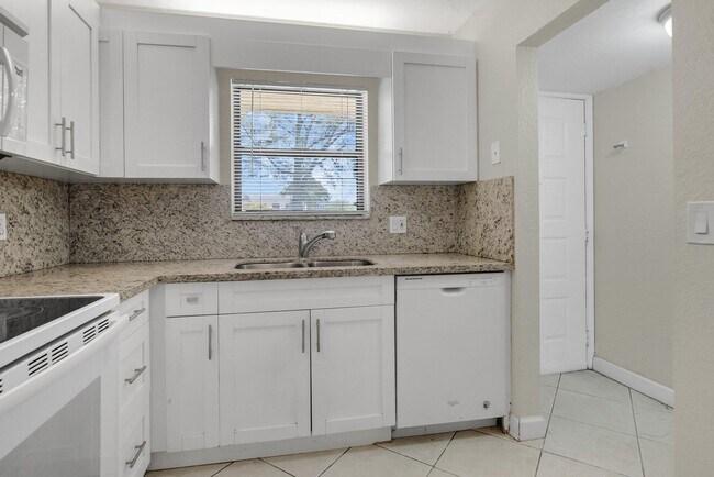 Building Photo - 21911 Lake Forest Cir