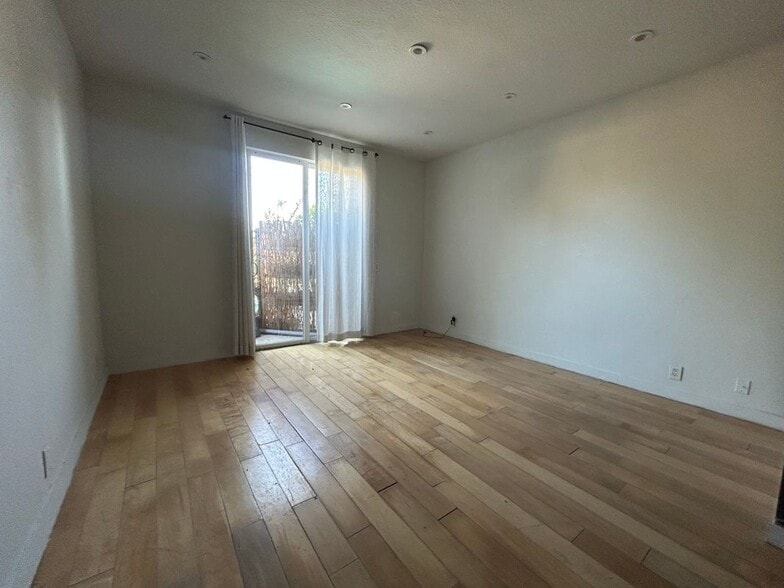 Building Photo - 10210 Newville Ave