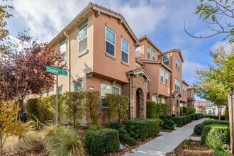 Building Photo - Modern Living in Natomas!