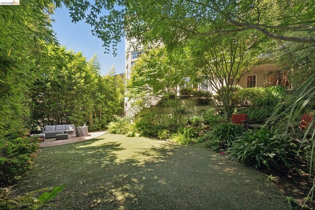 Building Photo - 15 Selborne Dr