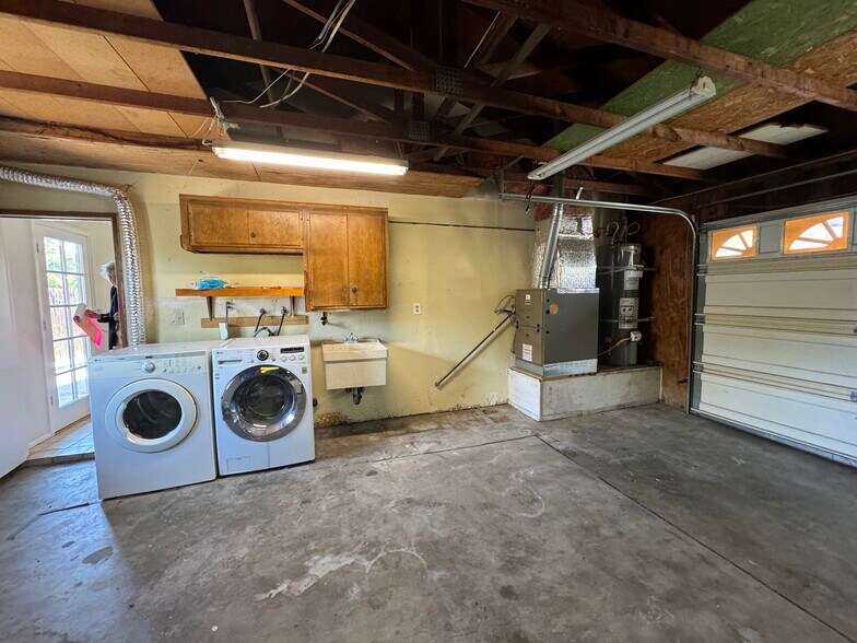 Building Photo - 1725 Hillcrest Ln