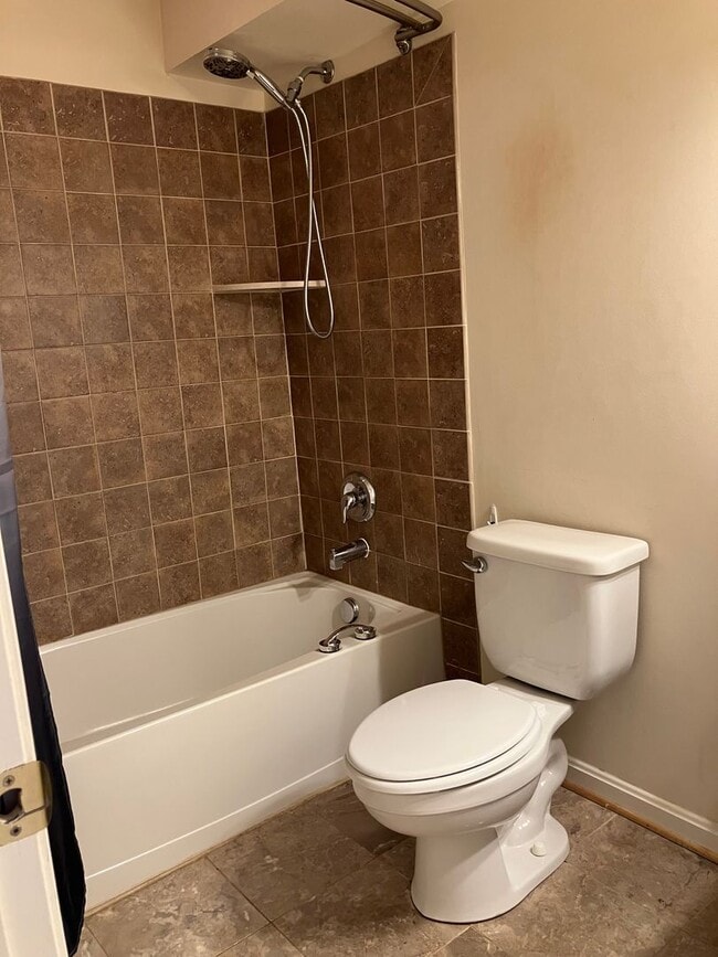 Building Photo - 2 Bedroom/1 Bathroom Basement Unit for Ren...