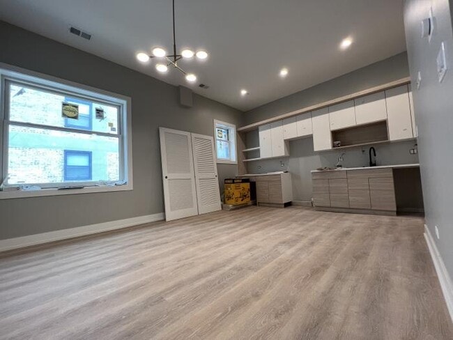 Building Photo - 1 bedroom in Chicago IL 60657