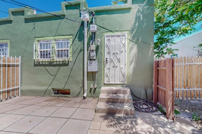 Building Photo - Two Bedroom One Bath home or sweet little ...