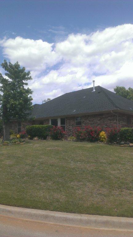 Building Photo - 3 car garage, corner lot, huge living with fireplace and covered patio in Moore School district