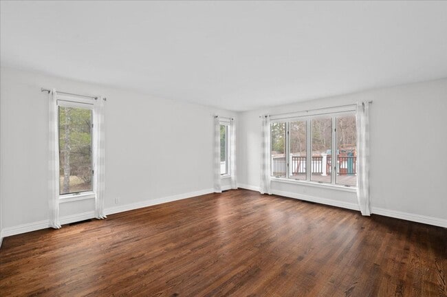 Building Photo - Spacious 4 Bedroom 4.5 Bath Rental in London Woods!