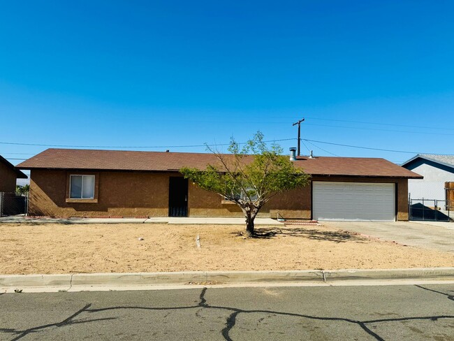 Primary Photo - Apple Valley Home in Sycamore Rocks Area