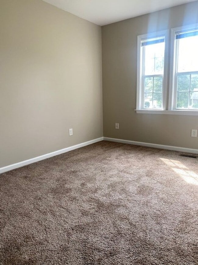 Building Photo - 211 Koufax Dr