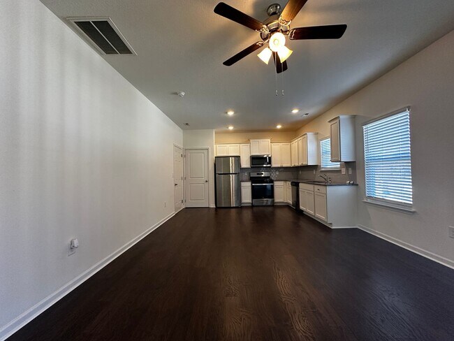 Building Photo - E. Morristown - 3 bed/2.5 bath home with g...