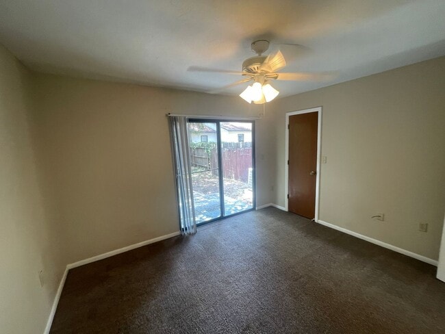 Building Photo - Discover the charm of Napier Oaks with this delightful 2-bedroom, 2-bathroom condo, perfectly sit...