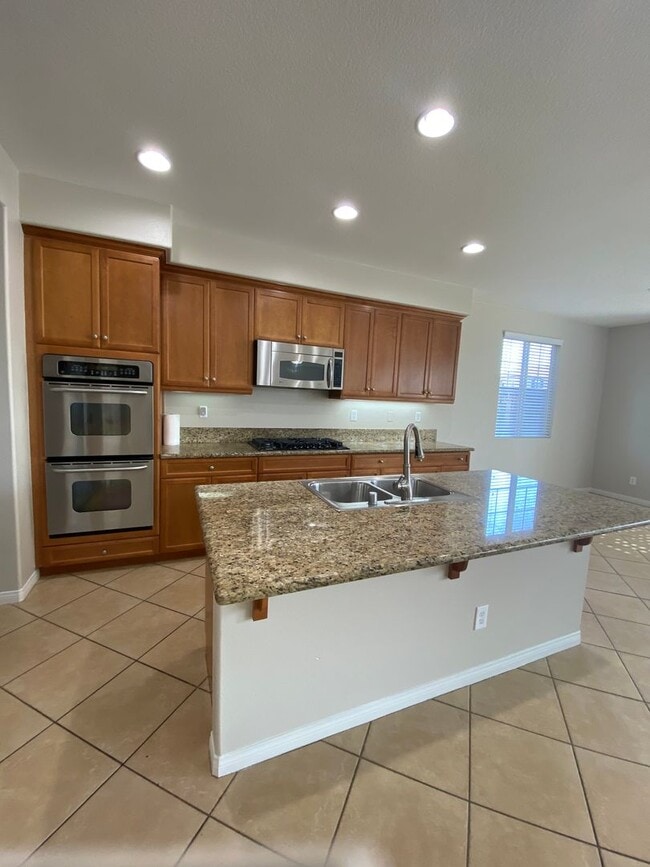 Building Photo - Beautiful 5 Bedroom Home in Murrieta Available!