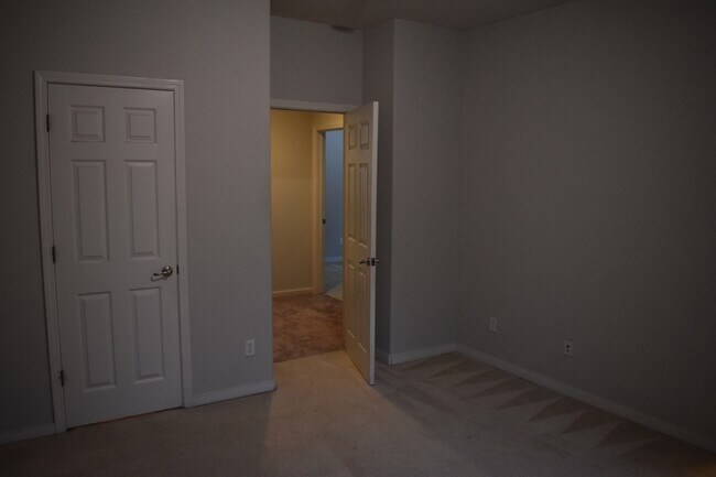 Building Photo - 570 Barclay Way