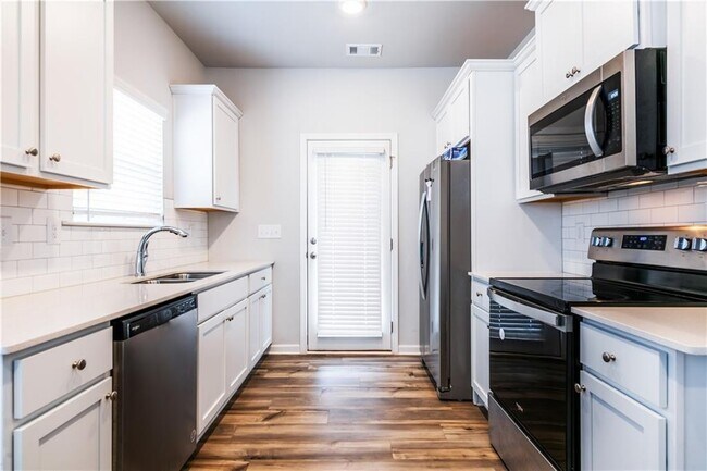 Building Photo - 4700 Blake Lp