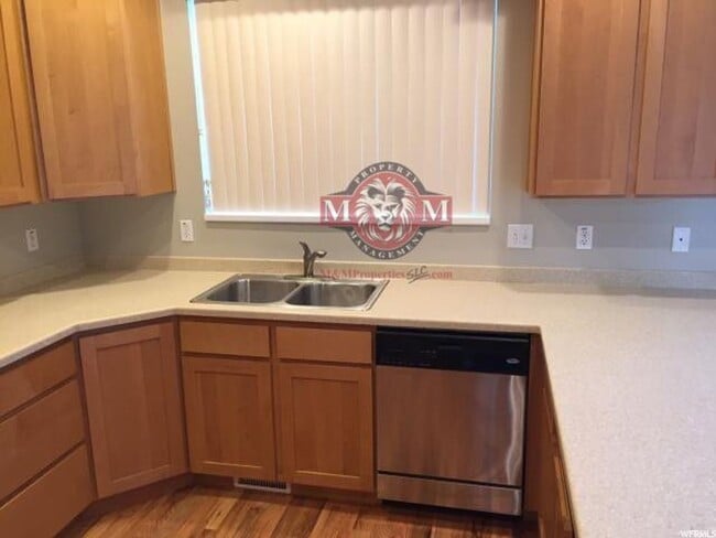 Building Photo - Beautiful 4 Bd 2.5 Bath Home in Sandy