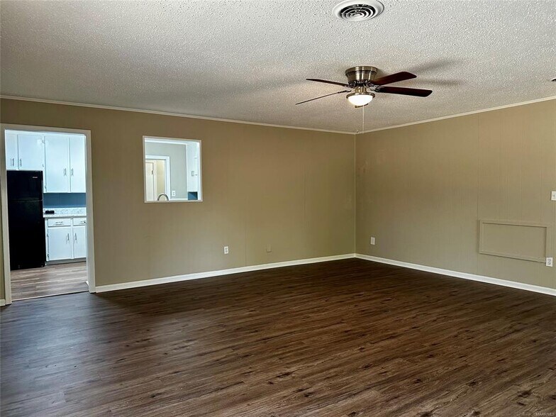 Building Photo - 1009 Rosedale Dr