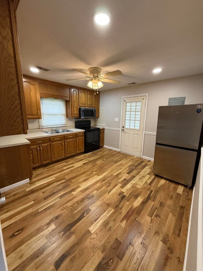 Building Photo - 719 Moberly Rd