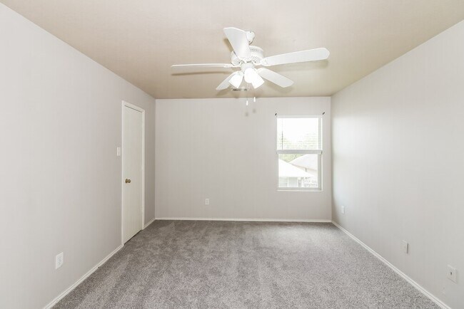 Building Photo - 19710 Rocky Shores Dr