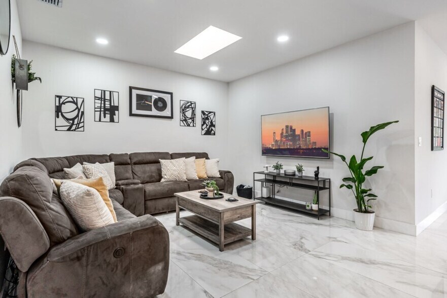 Building Photo - 828 SW 14th Ct