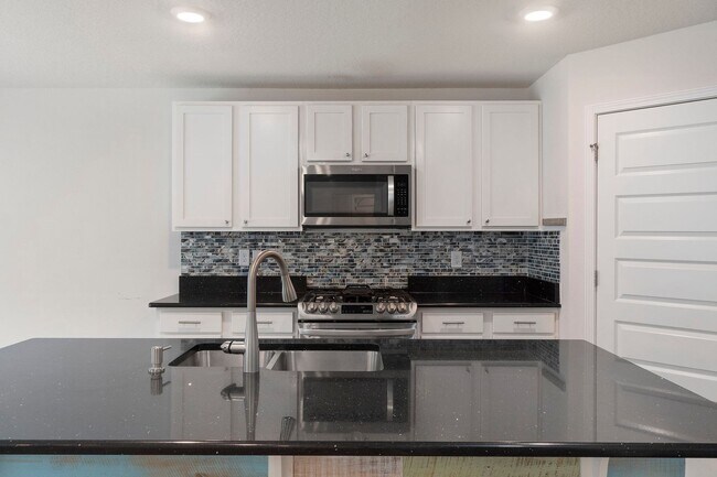 Building Photo - Creative Charm Meets Modern Comfort in Thi...
