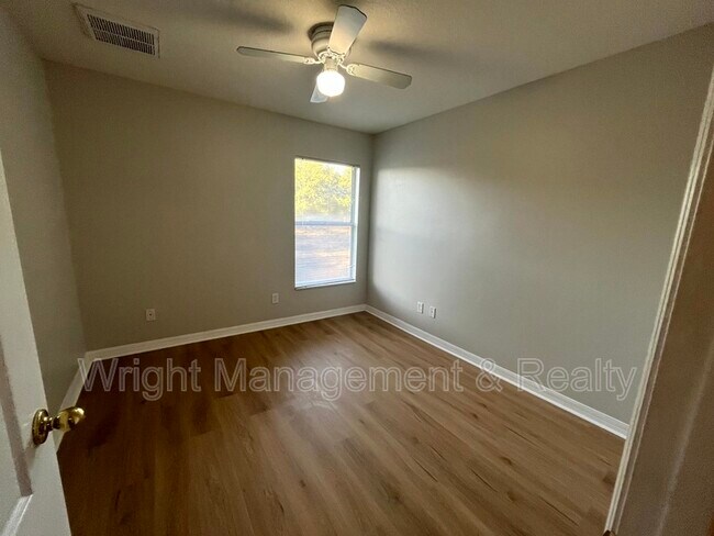 Building Photo - 7843 Foxgrove Dr