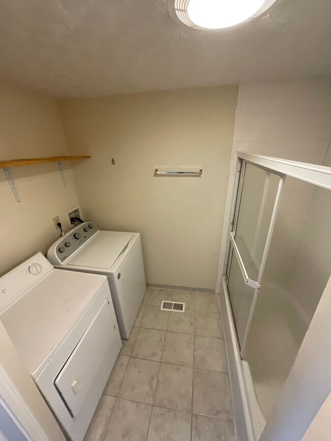 Building Photo - 4 BED HISTORIC BLOOMINGTON HOUSE!! *AVAILABLE AUGUST 2027*