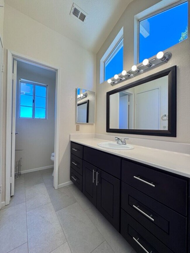 Building Photo - Spacious 3 Bedroom Home with High Ceilings...
