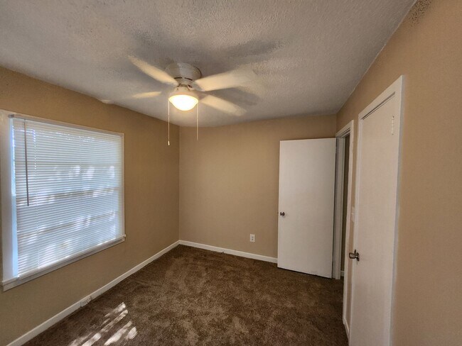 Building Photo - 2427 Young Dr