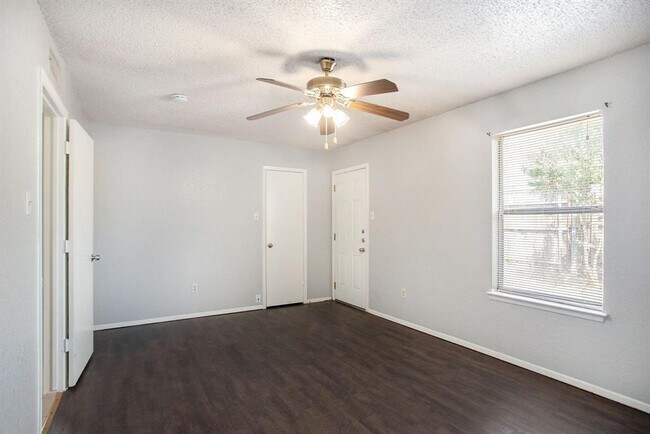 Building Photo - 3710 Hulen Park Cir