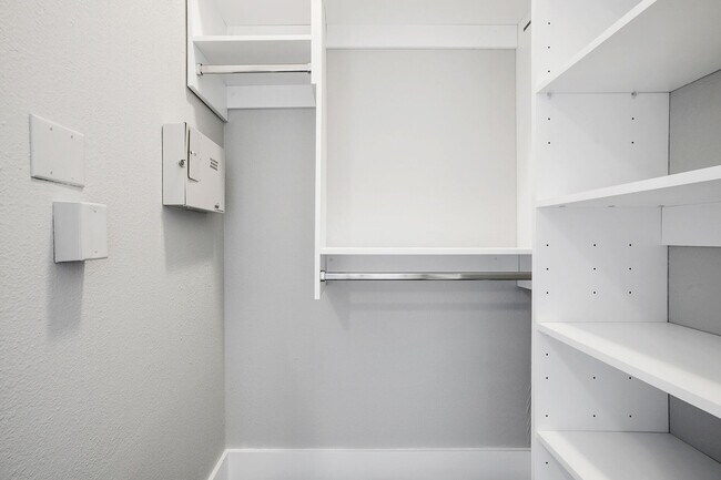 Building Photo - No Deposit! Modern 1/1 in Downtown!