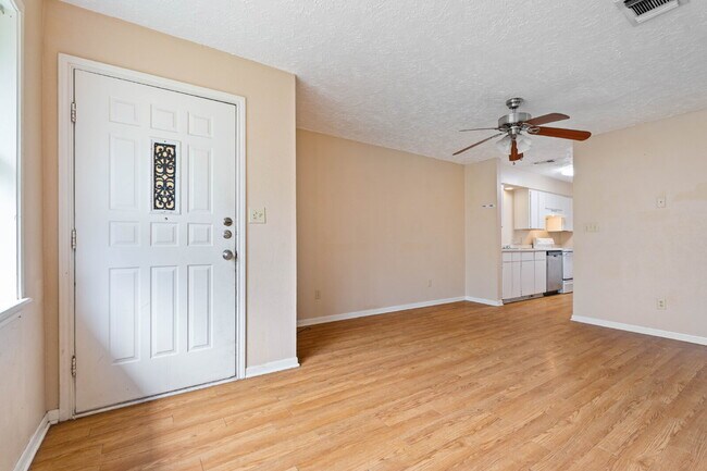 Building Photo - "Spacious 2-Bed, 2-Bath Oasis in the Heart...