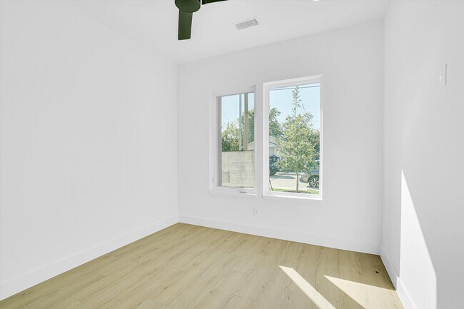 Building Photo - 1711 Nomas St