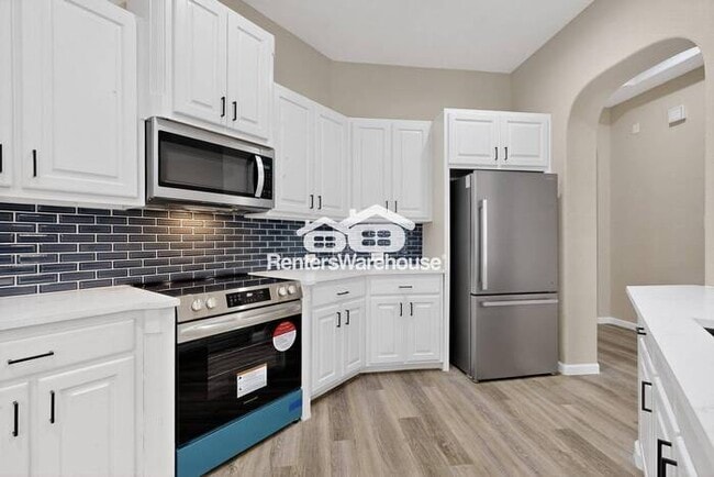 Building Photo - Great Location and Fully Refreshed Move In...