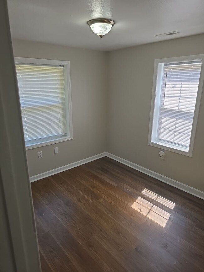 Building Photo - Less than mile from South Carolina State U...